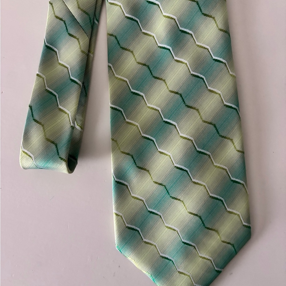 Sophisticated Tie in Shades of Light Green